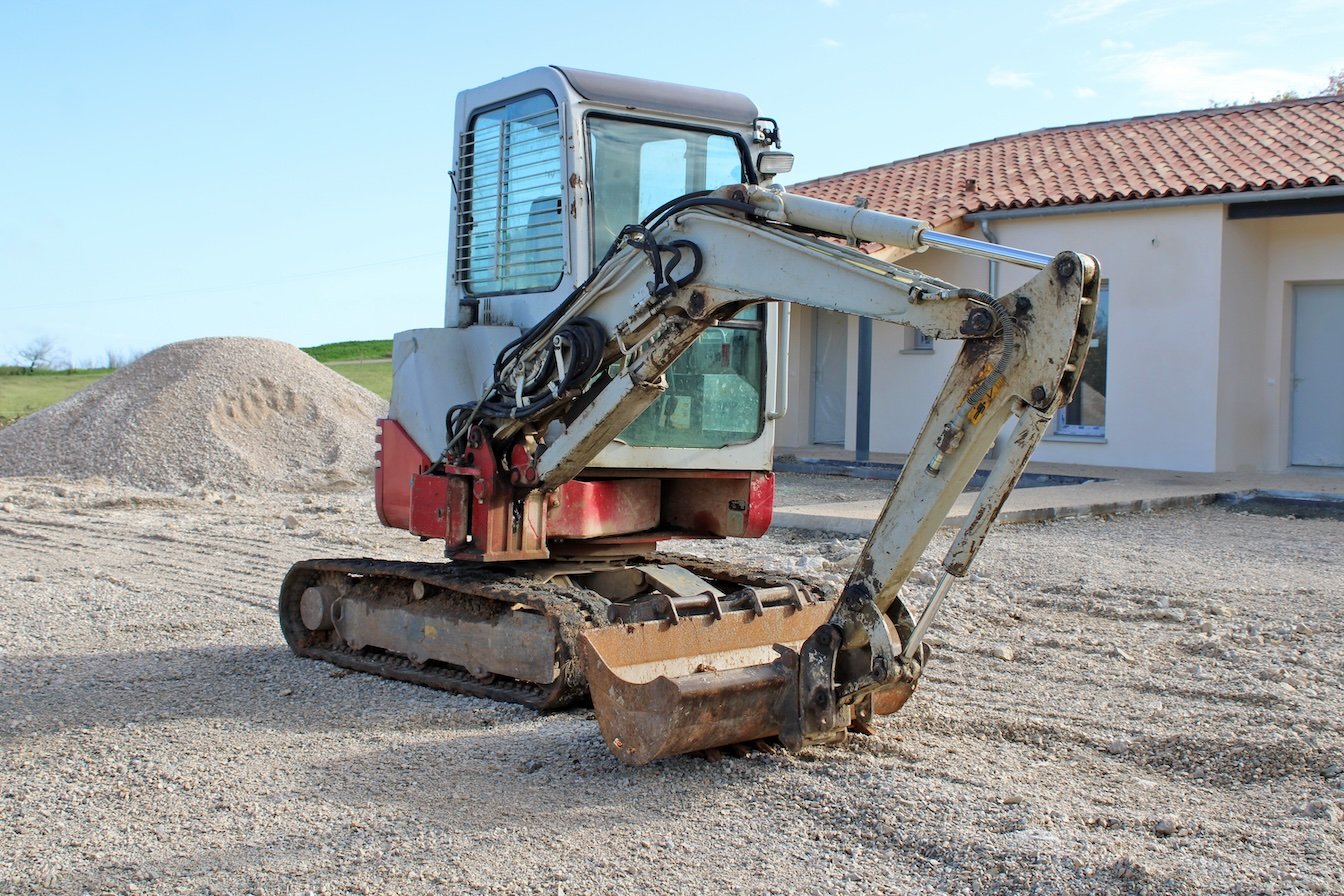 Équipements Mini-pelles : les indispensables pour optimiser vos chantiers